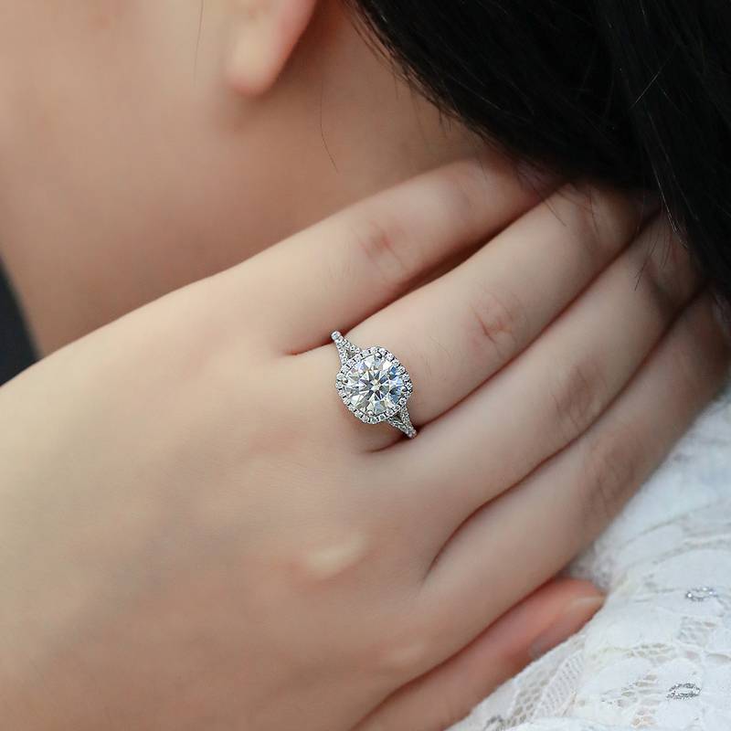 双臂方包S925银镀白金莫桑钻女戒3.0克拉D级
